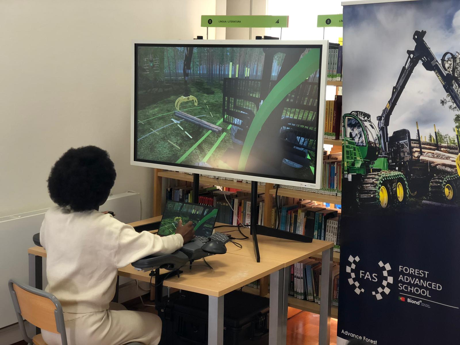 Simulador florestal levou tecnologia e experi&ecirc;ncia pr&aacute;tica a Escola Profissional Agr&iacute;cola