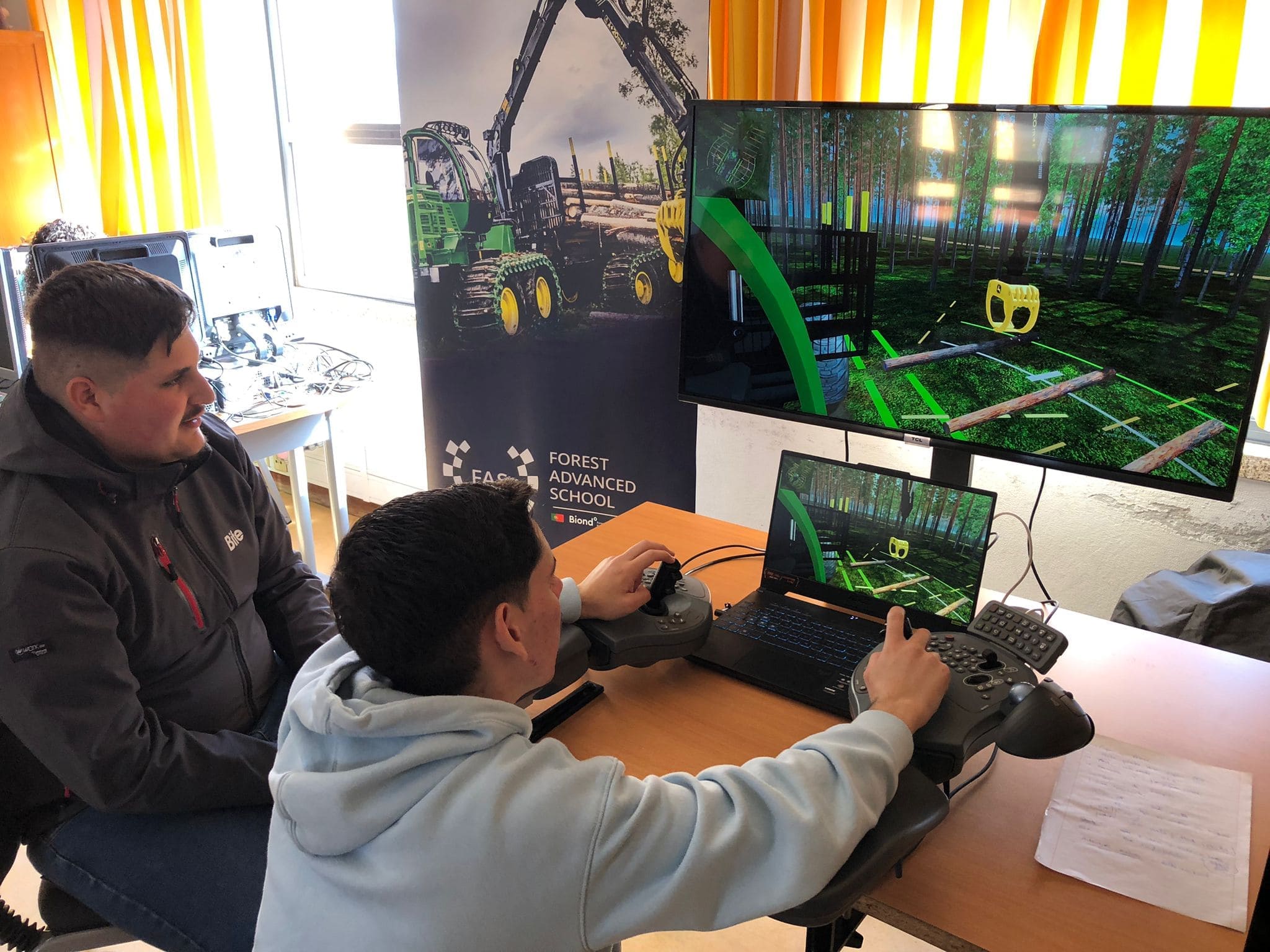 Simulador de máquinas florestais aproxima alunos do setor florestal