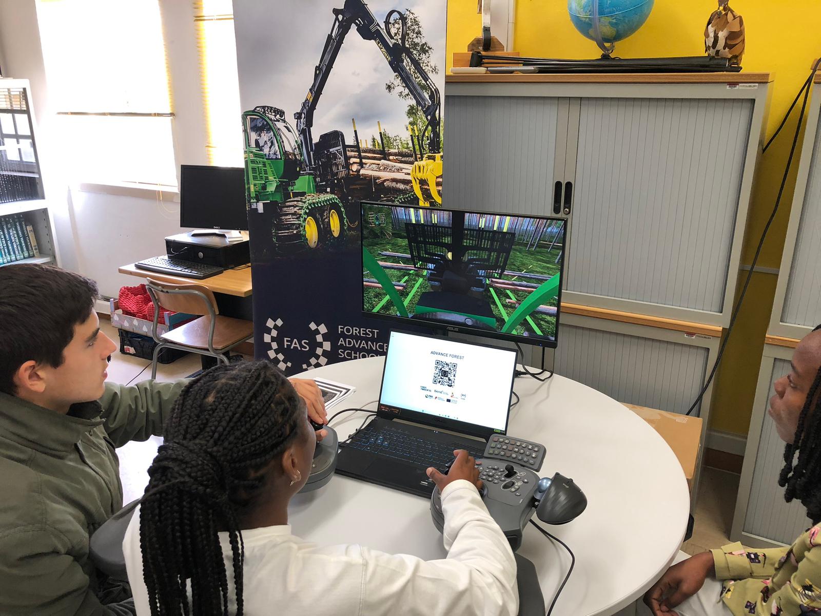 Simulador de máquinas florestais aproxima alunos da realidade do setor